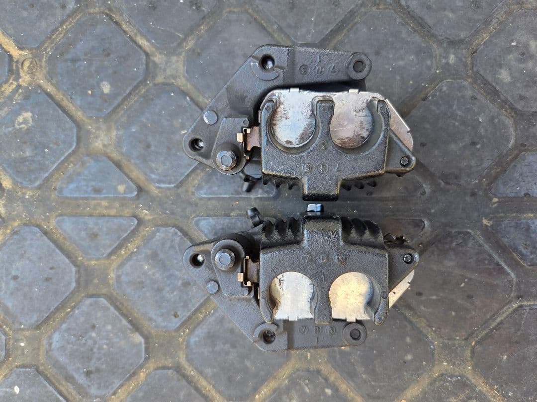 ハーレー　純正ブレーキキャリパー