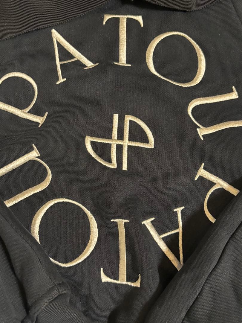 PATOU オーガニックコットン メダリオンフーディ