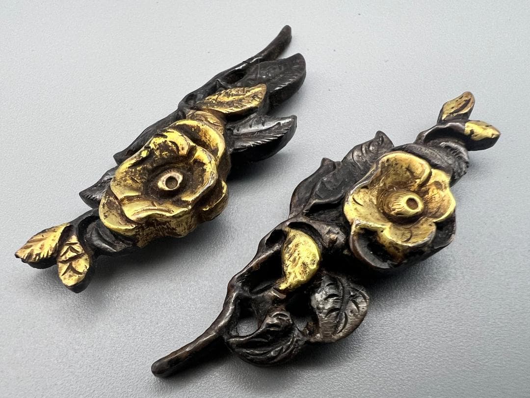 【海】江戸明治期　花形　手彫　目貫　１対　鍍金銅製　骨董品