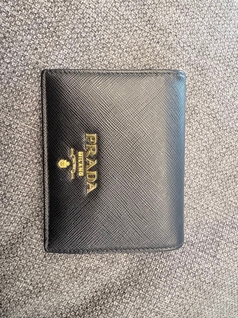 美品　PRADA財布　ブラック