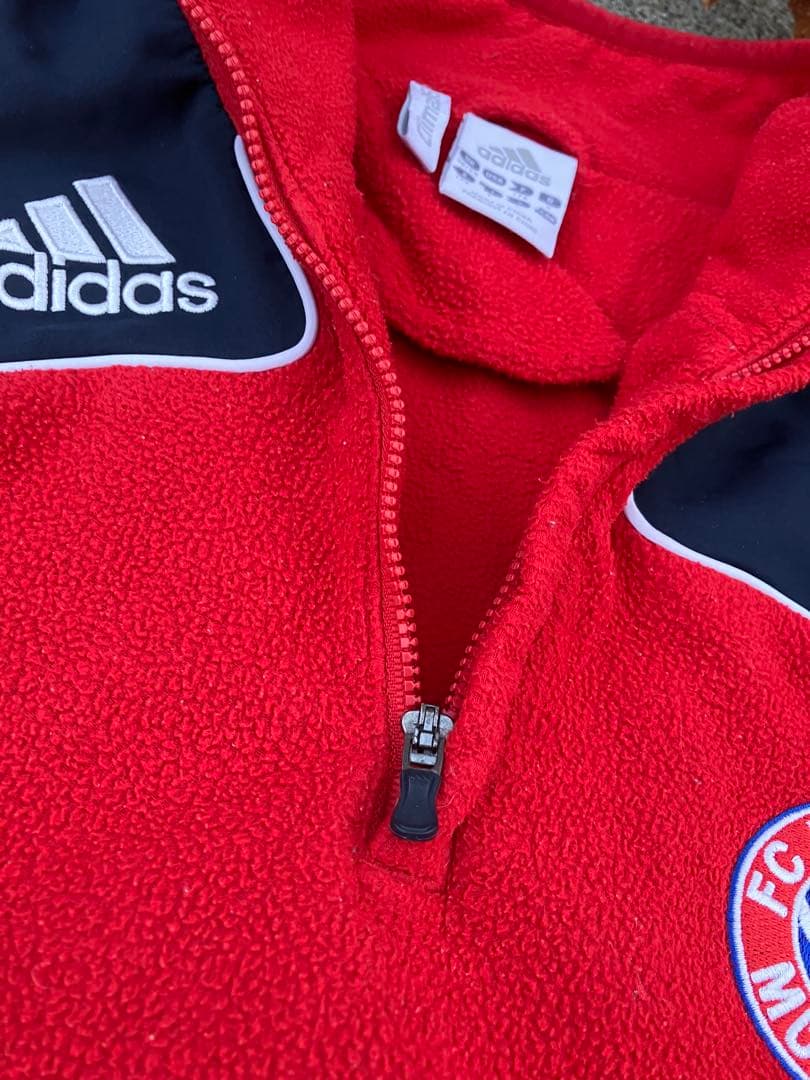 アディダス×バイエルンミュンヘンフリースハーフジップジャケット　ドリルトップ