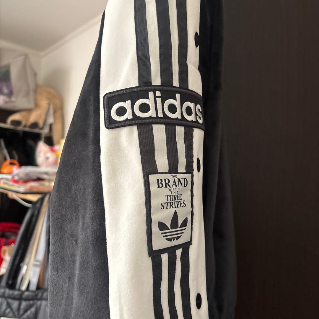 adidas ジップアップジャケット 黒 重盛さと美さん着