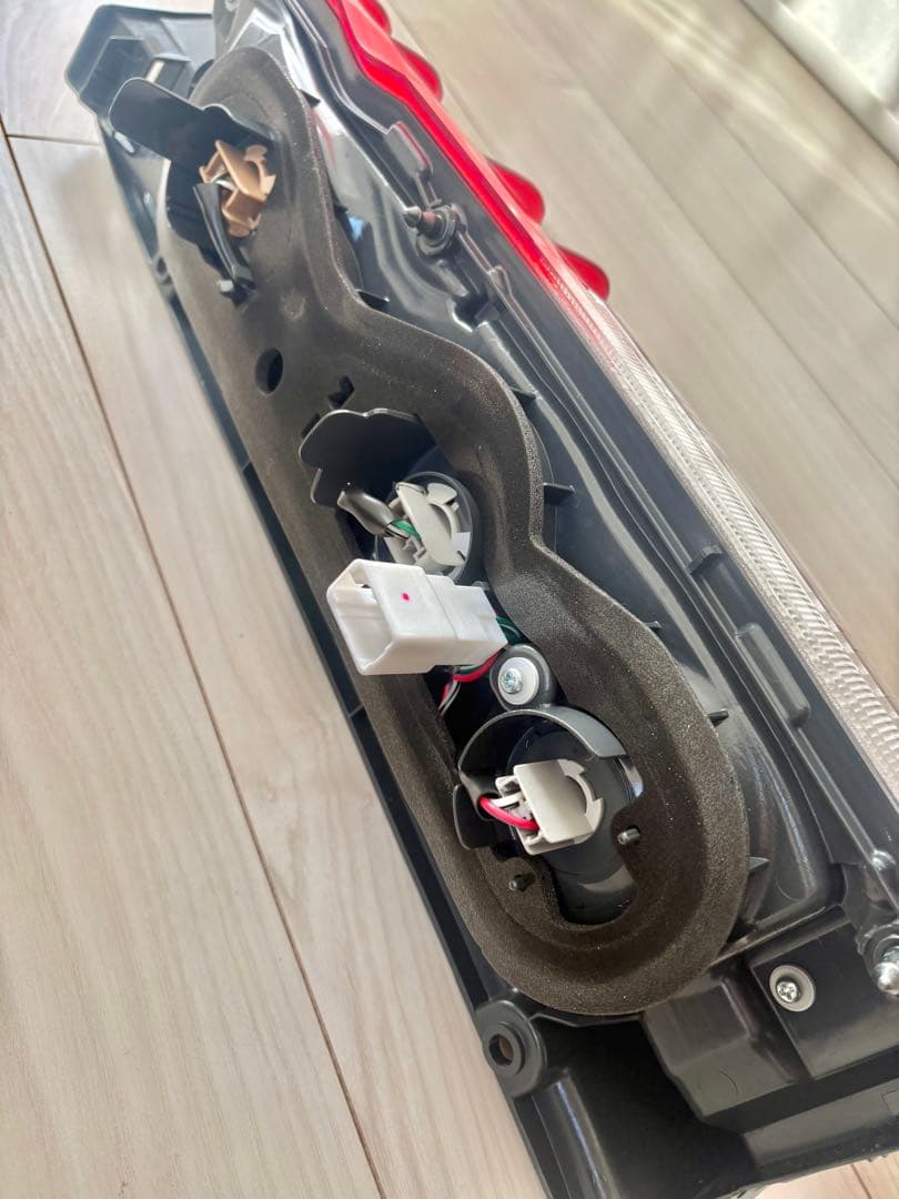 【R7/11月新車外し】トヨタハイエース　純正標準テールランプ