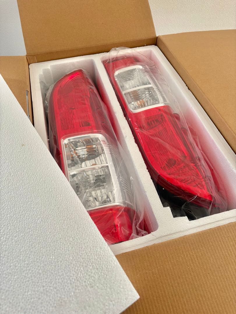 【R7/11月新車外し】トヨタハイエース　純正標準テールランプ