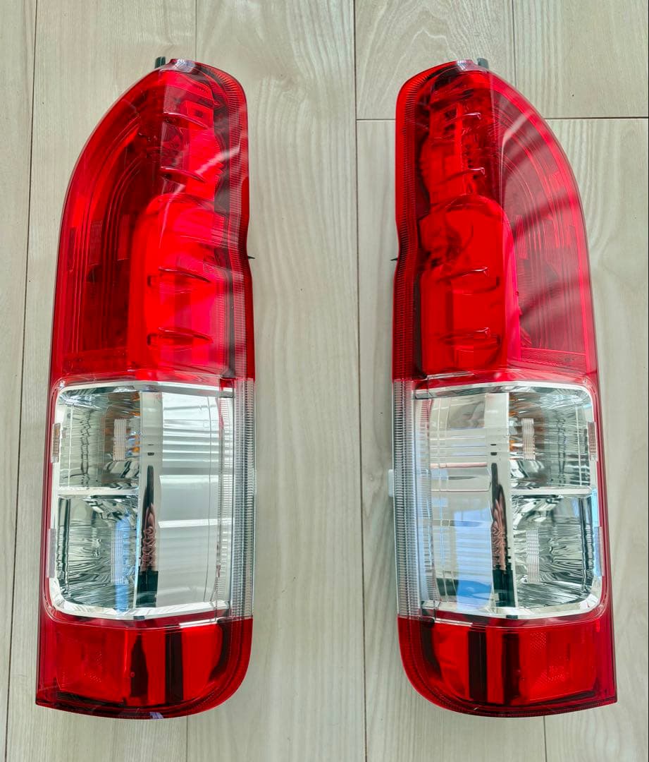 【R7/11月新車外し】トヨタハイエース　純正標準テールランプ