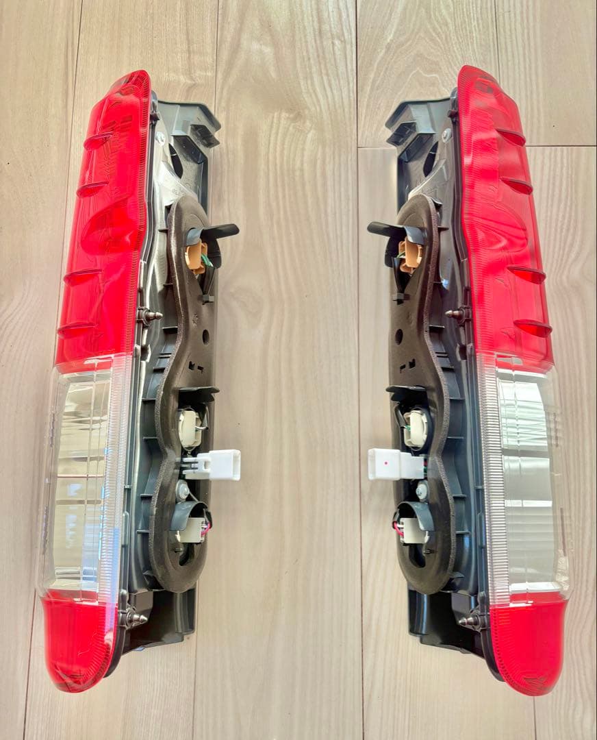 【R7/11月新車外し】トヨタハイエース　純正標準テールランプ