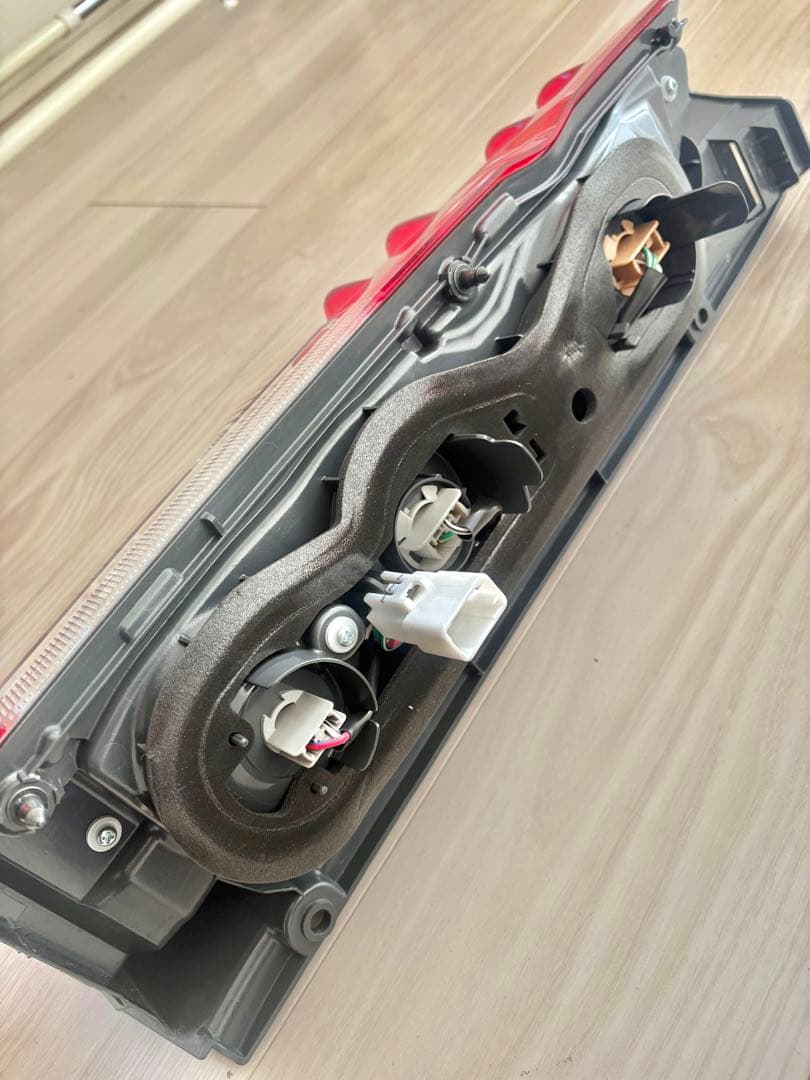 【R7/11月新車外し】トヨタハイエース　純正標準テールランプ