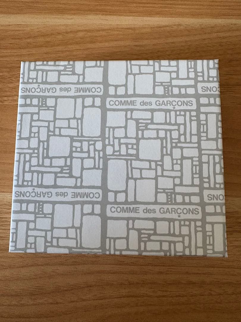 新品、箱付き、COMME des GARCONS 二つ折り財布 SA2100