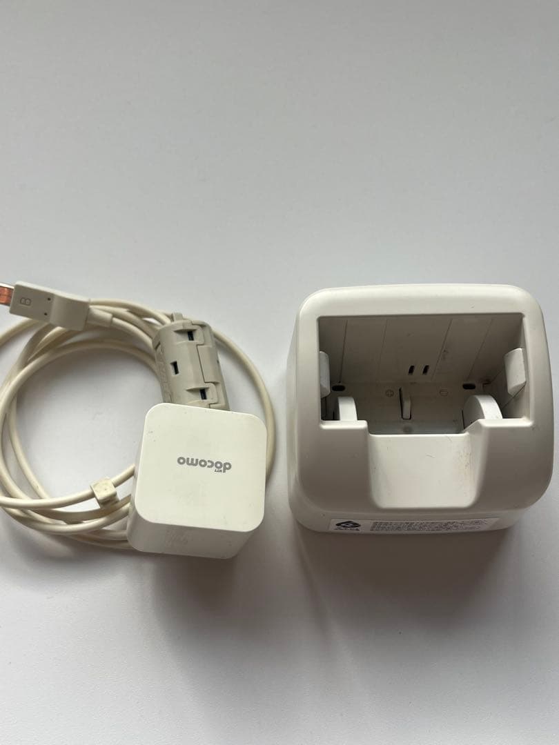 美品　ドコモ らくらくホン F-02J ピンク　充電器付