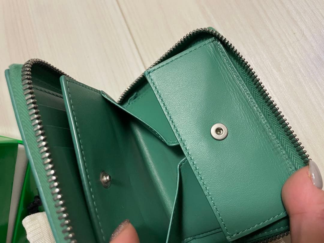 BOTTEGA VENETA くすみグリーンの 二つ折り財布！美品！カセット