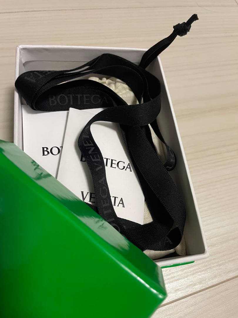 BOTTEGA VENETA くすみグリーンの 二つ折り財布！美品！カセット