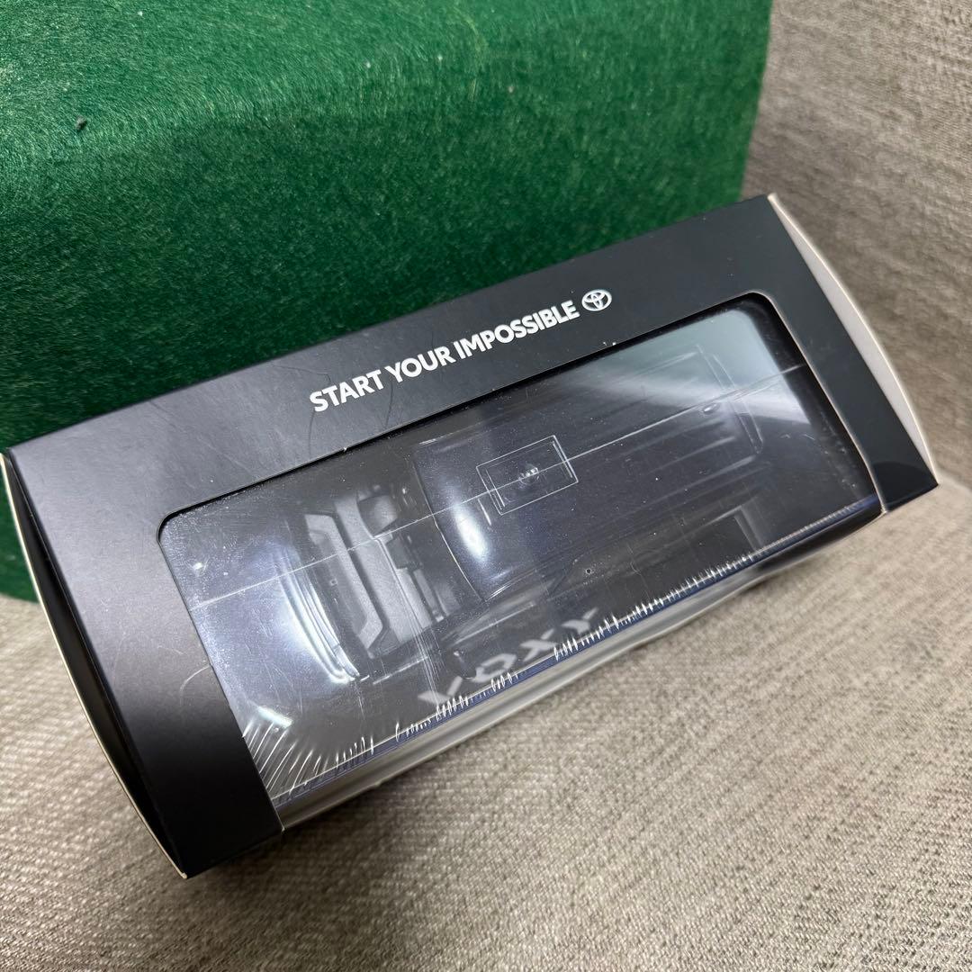 Voxy ブラック ミニカー 1/30 スケール