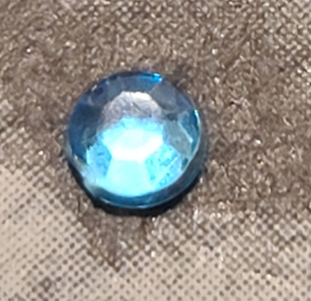 本「人類の起源」エルベール・トマ著　ビーズか宝石の粒が付く改造装丁に驚き！