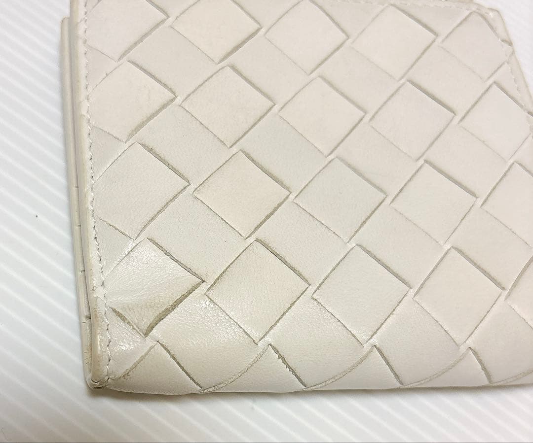 ボッテガヴェネタ 二つ折り財布 マキシイントレチャート　白