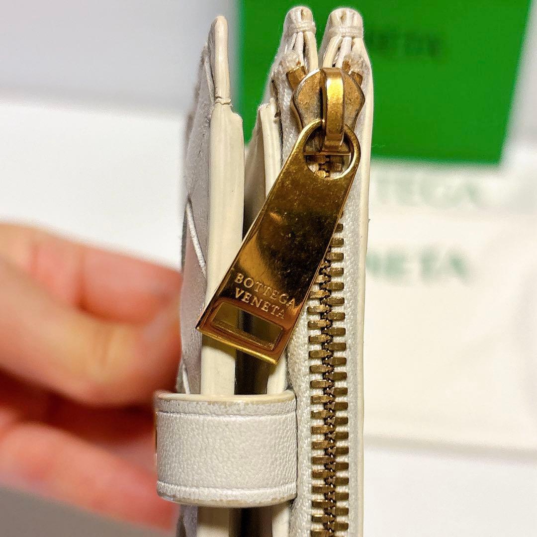 ボッテガヴェネタ 二つ折り財布 マキシイントレチャート　白