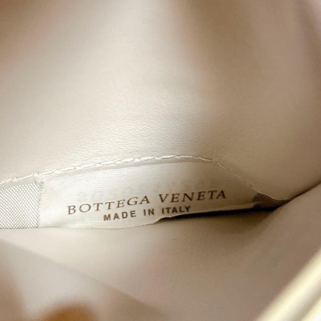 ボッテガヴェネタ 二つ折り財布 マキシイントレチャート　白