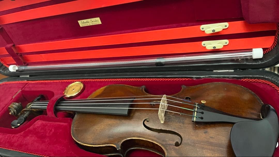 シルバートーン　オールドバイオリンです。4/4サイズ。