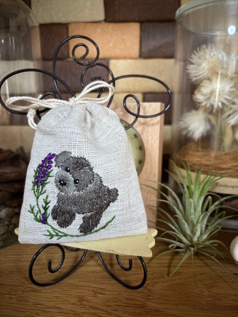 犬の刺繍入りラベンダーサシェ