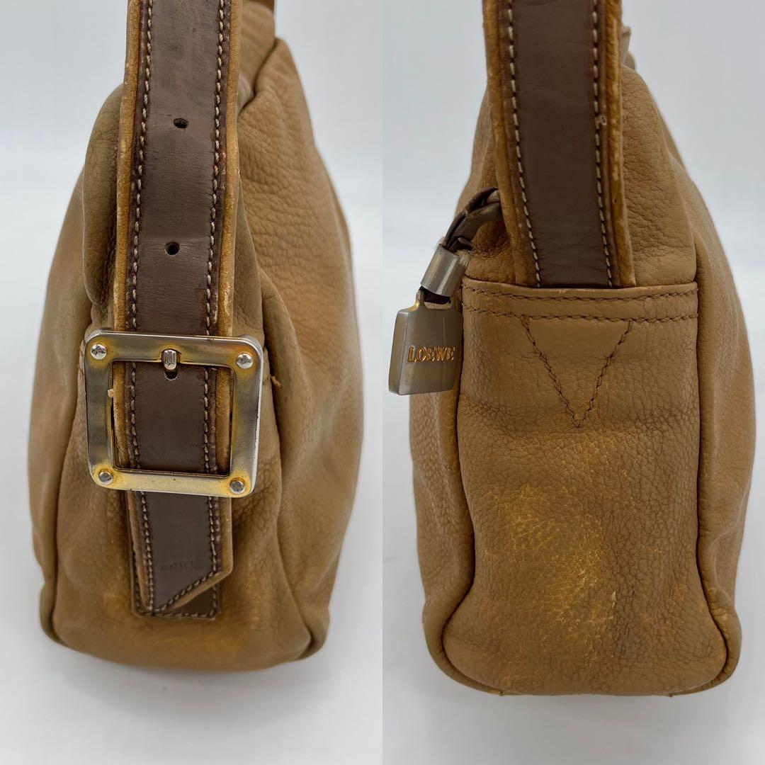 LOEWE ショルダーバッグ ポシェット 斜めがけ アナグラム ロゴ型押し 本革