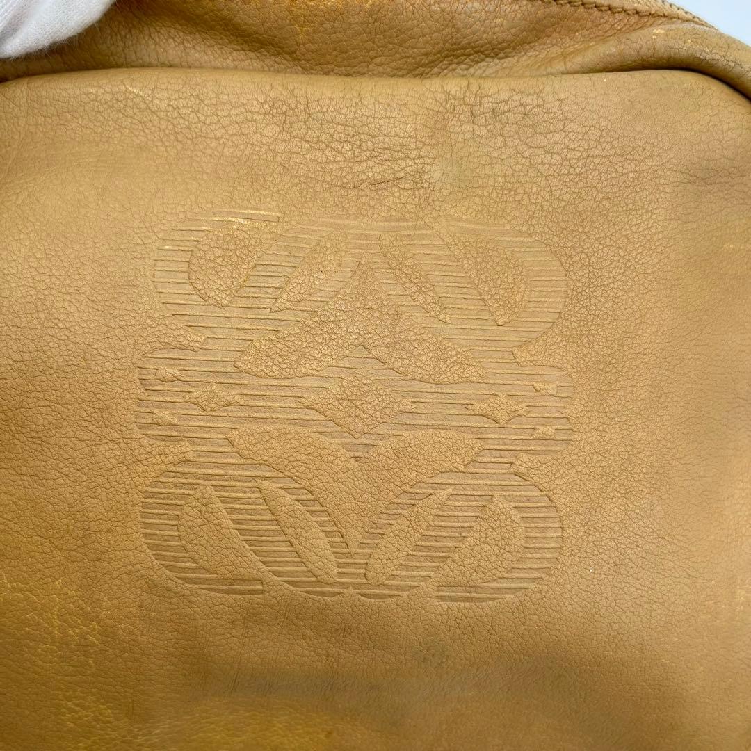 LOEWE ショルダーバッグ ポシェット 斜めがけ アナグラム ロゴ型押し 本革