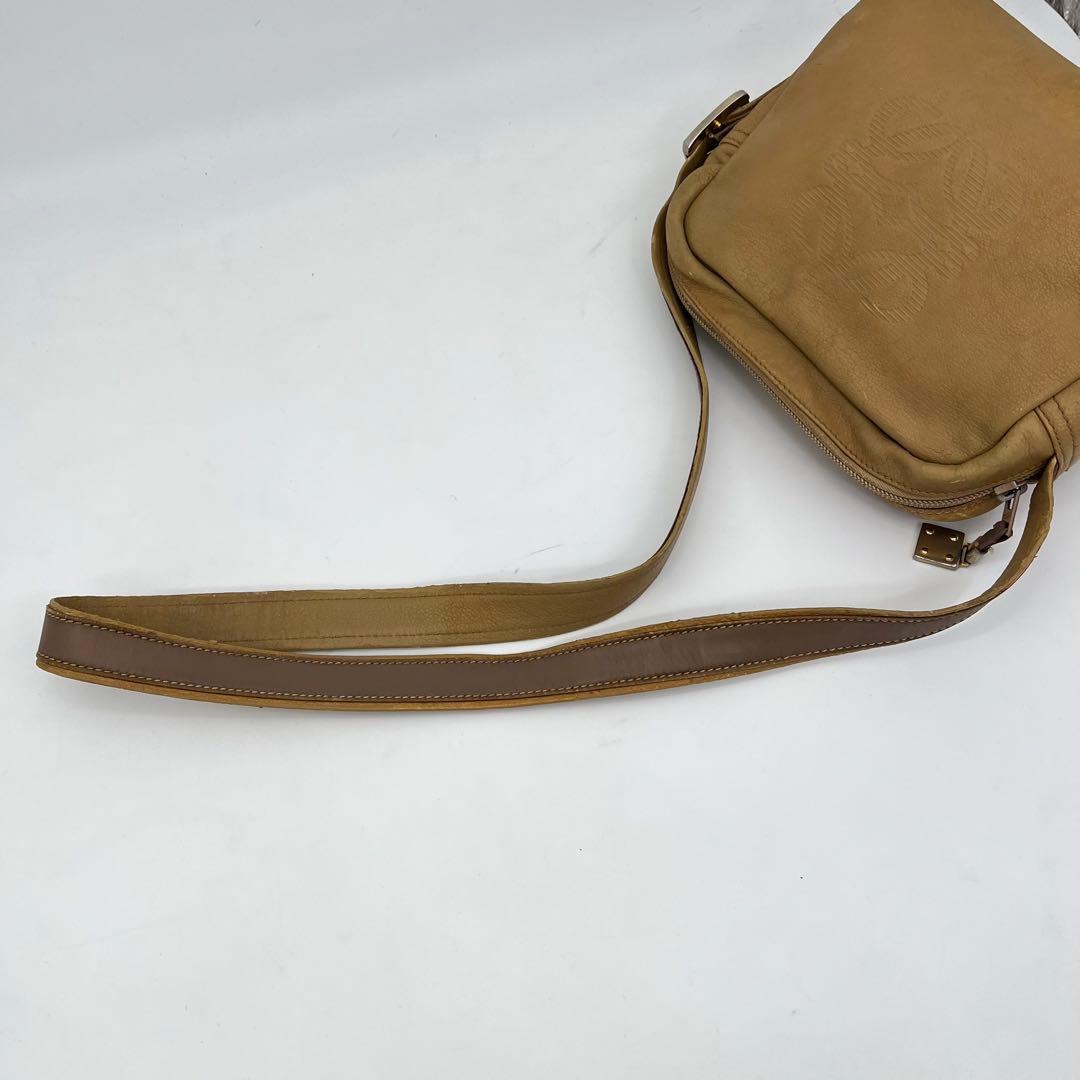 LOEWE ショルダーバッグ ポシェット 斜めがけ アナグラム ロゴ型押し 本革