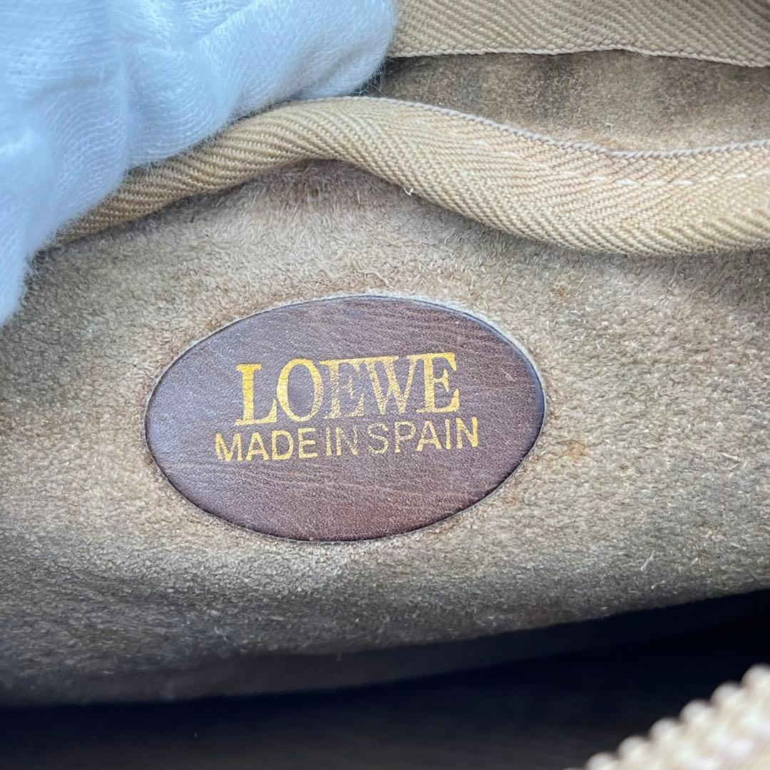 LOEWE ショルダーバッグ ポシェット 斜めがけ アナグラム ロゴ型押し 本革