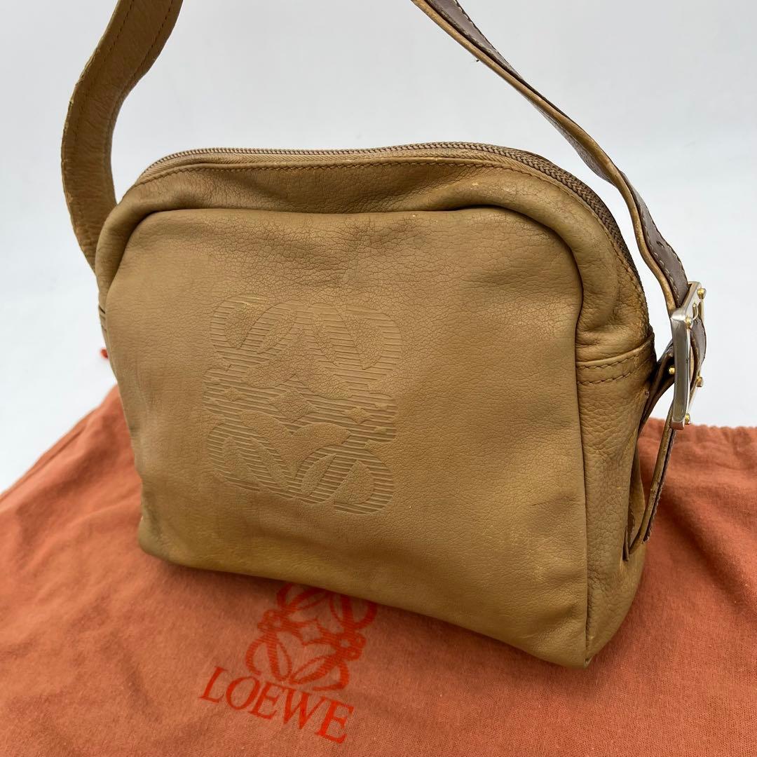 LOEWE ショルダーバッグ ポシェット 斜めがけ アナグラム ロゴ型押し 本革