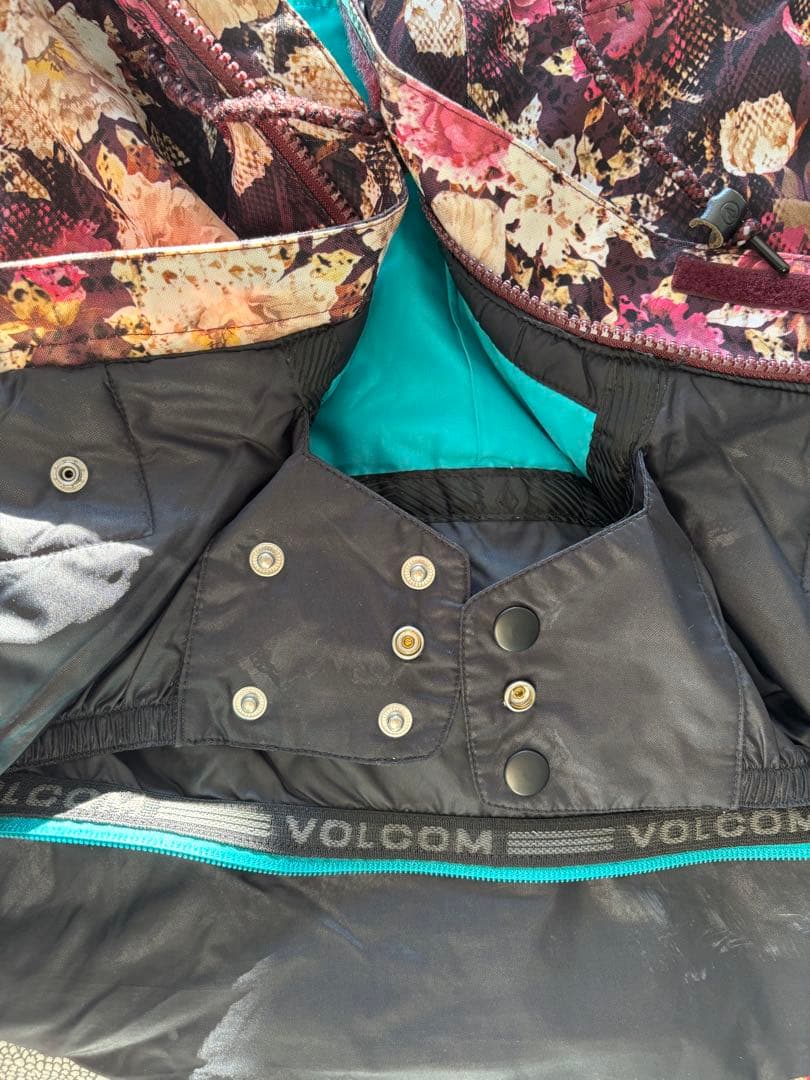 【上下セット】ボルコム 花柄レディース スノーボードウェア