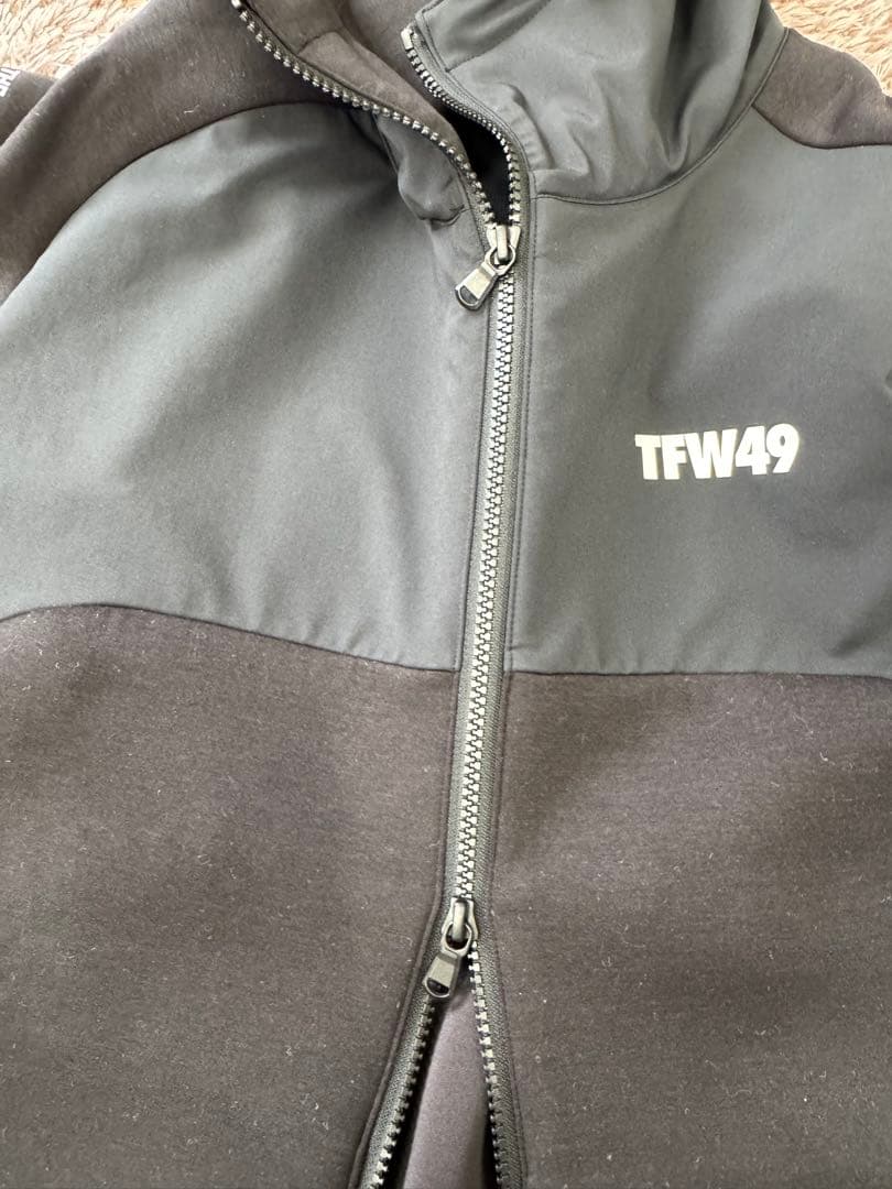 新品TFW49 CARDBOAD MATELIAL STAND FULL ZIP