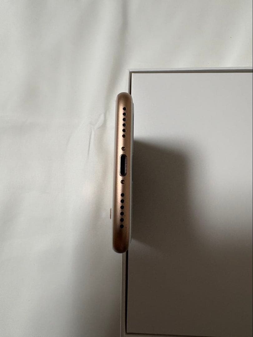 美品iPhone 8 Gold 64 GB SIMフリー（A1906）