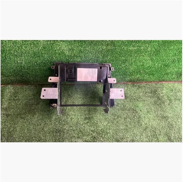 スバルレガシィBP5-2004年オーディオエアコンパネルスイッチC-2-3863