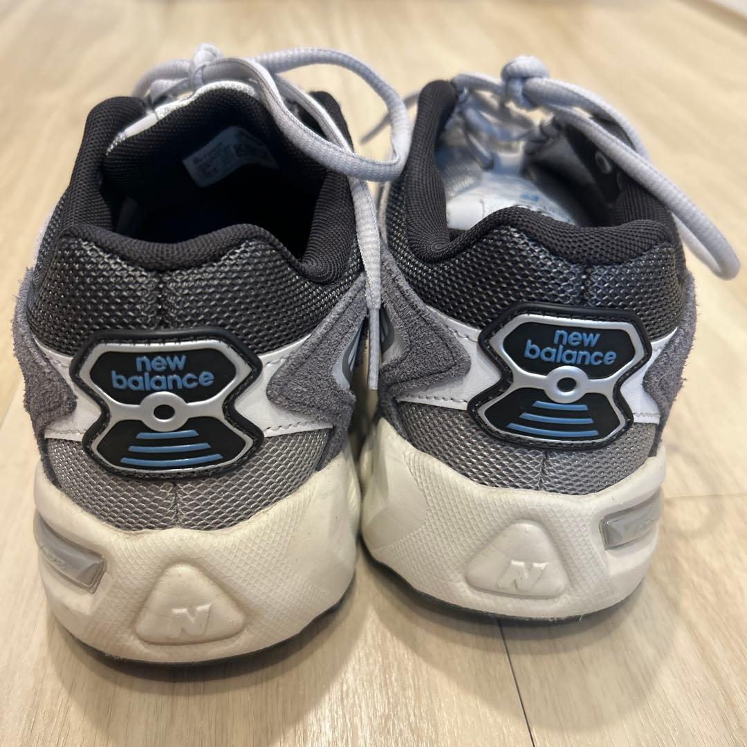 New Balance 725 グレー スニーカー