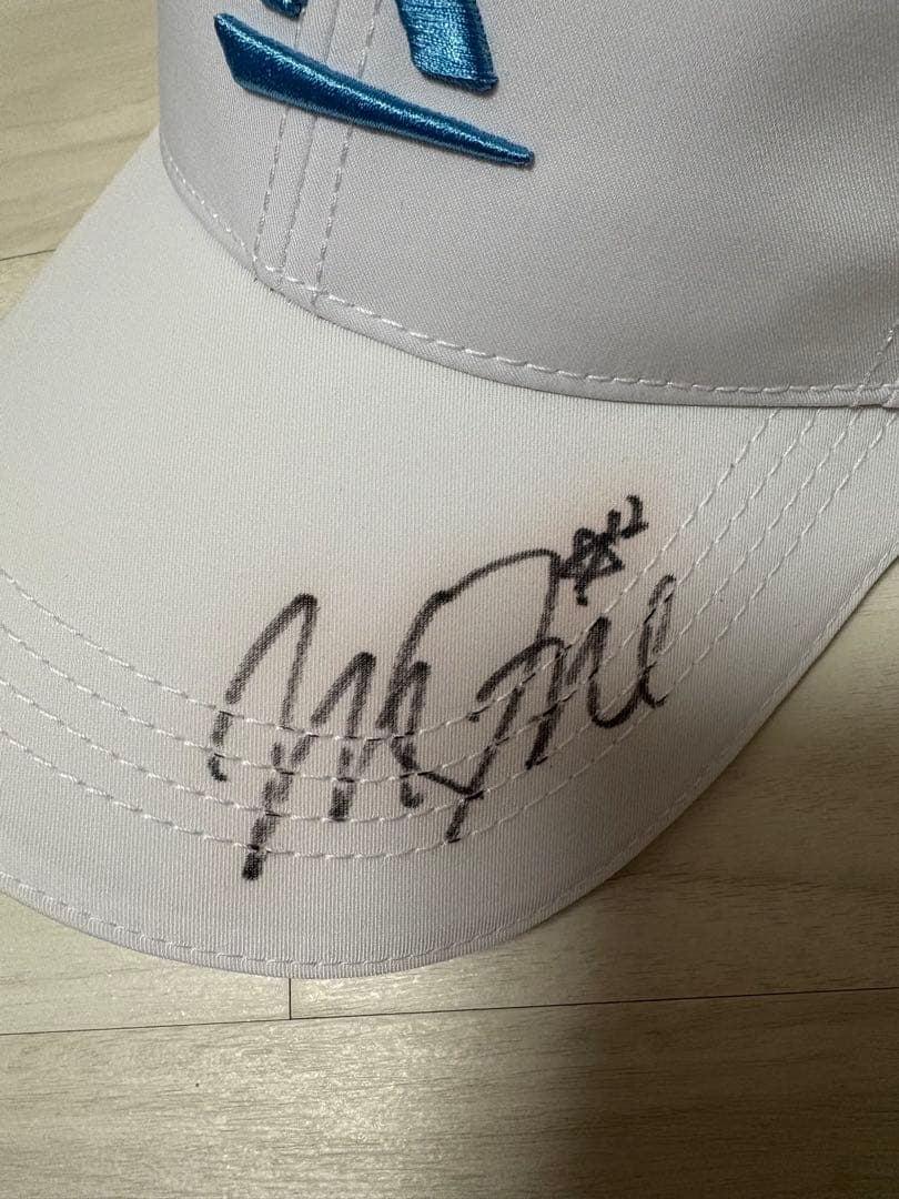 稲見萌寧　直筆サイン入りキャップ