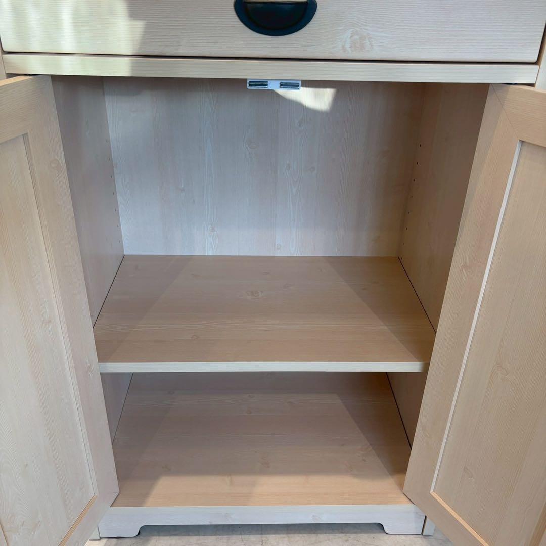 食器棚　白　上の扉磁石ないです。