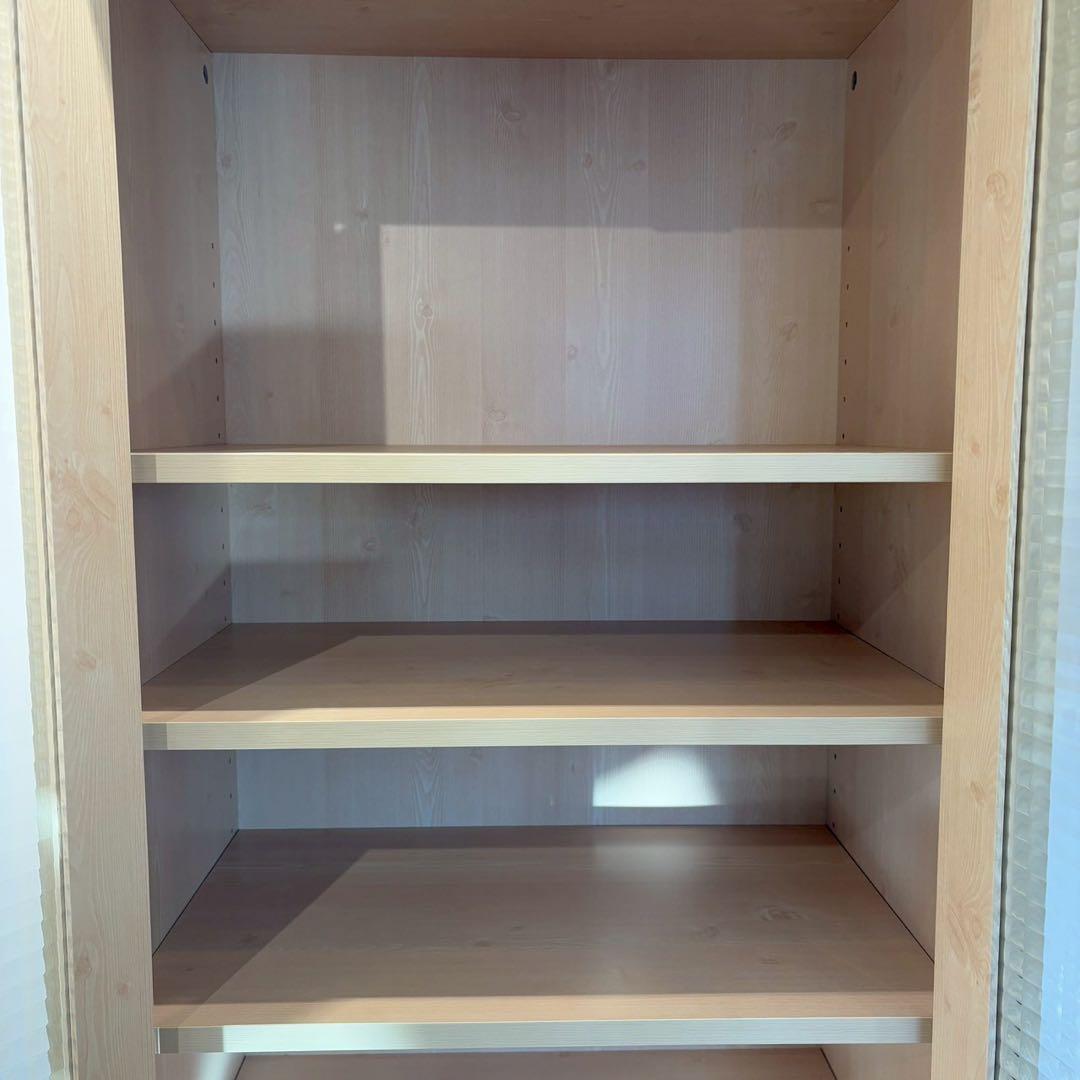 食器棚　白　上の扉磁石ないです。