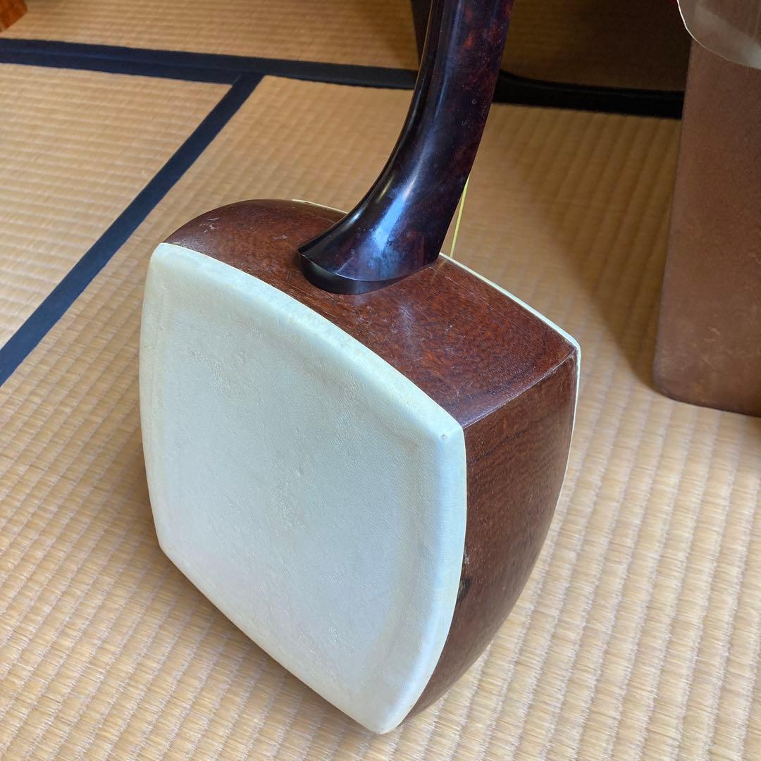 三味線1棹、収納長袋及び三味線の2棹立箱の3点セット