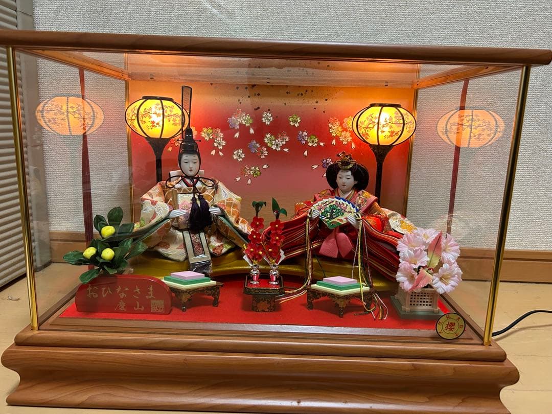 雛人形　桜塗2人 慶山　二人飾り（ガラスケース）オルゴール、ライト付
