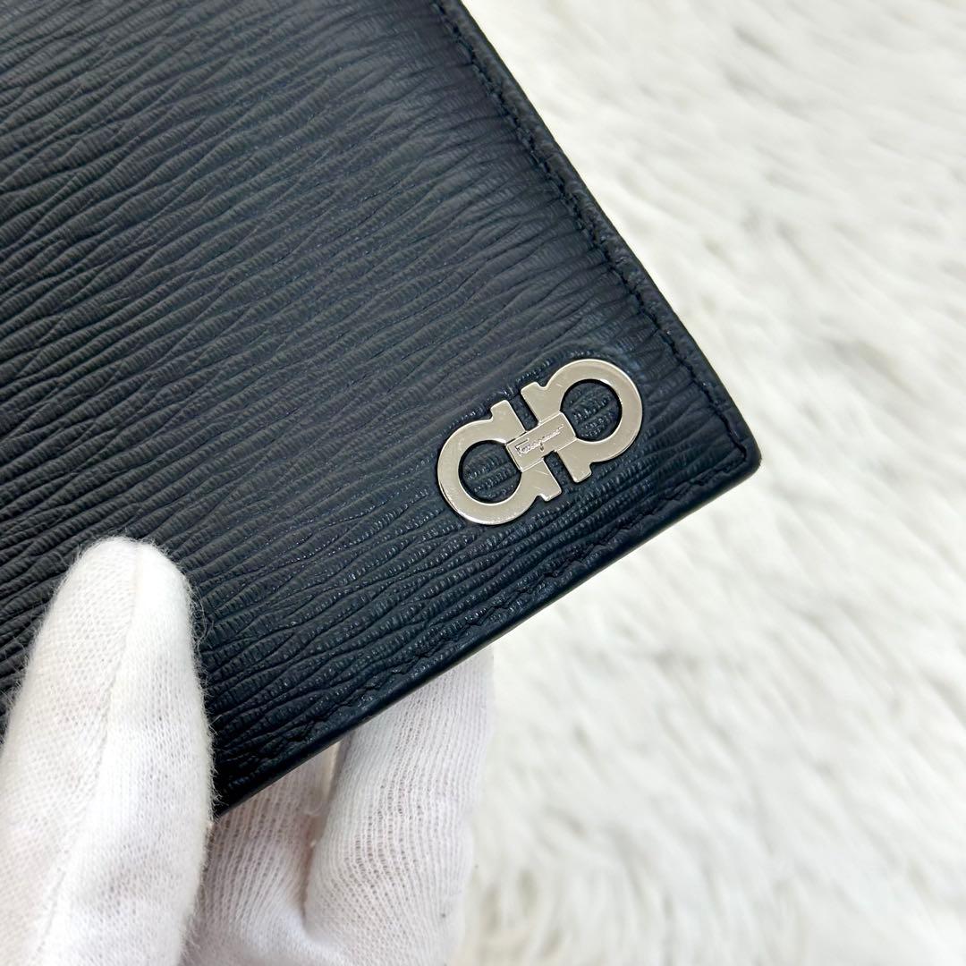 NFCタグ有 極美品✨️フェラガモ 二つ折り財布 リバイバル ガンチーニ 黒