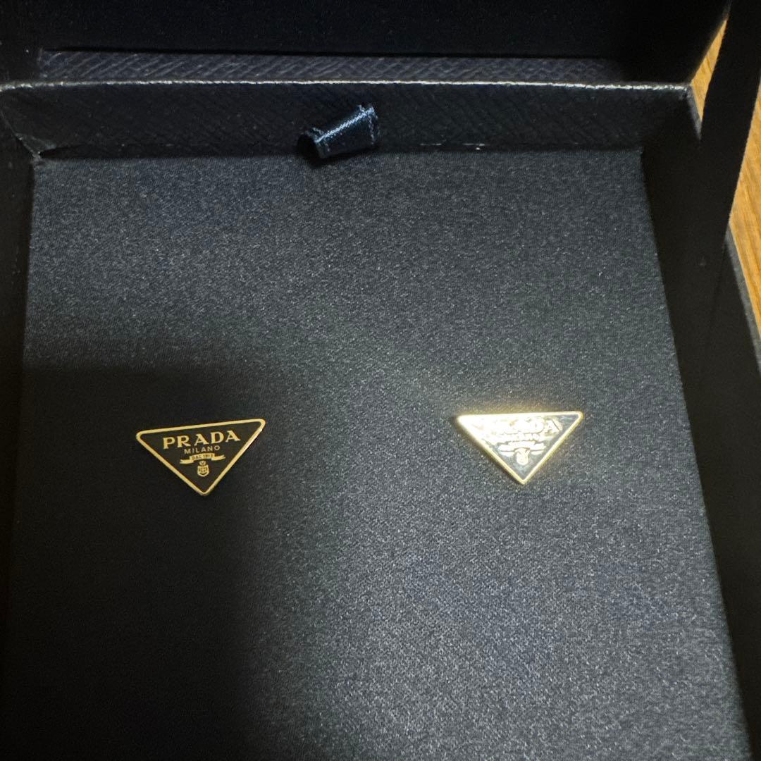 prada エナメルメタル ピアス
