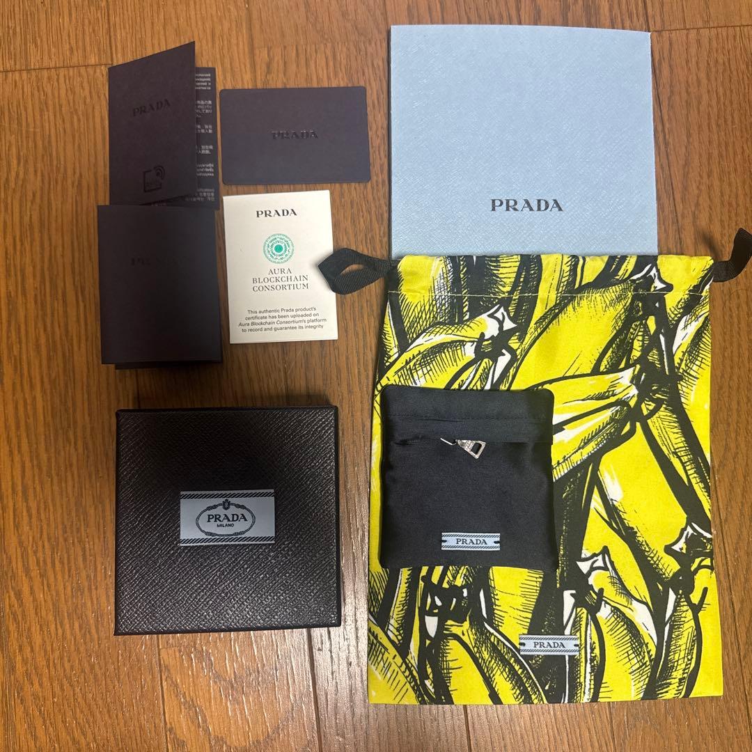 prada エナメルメタル ピアス