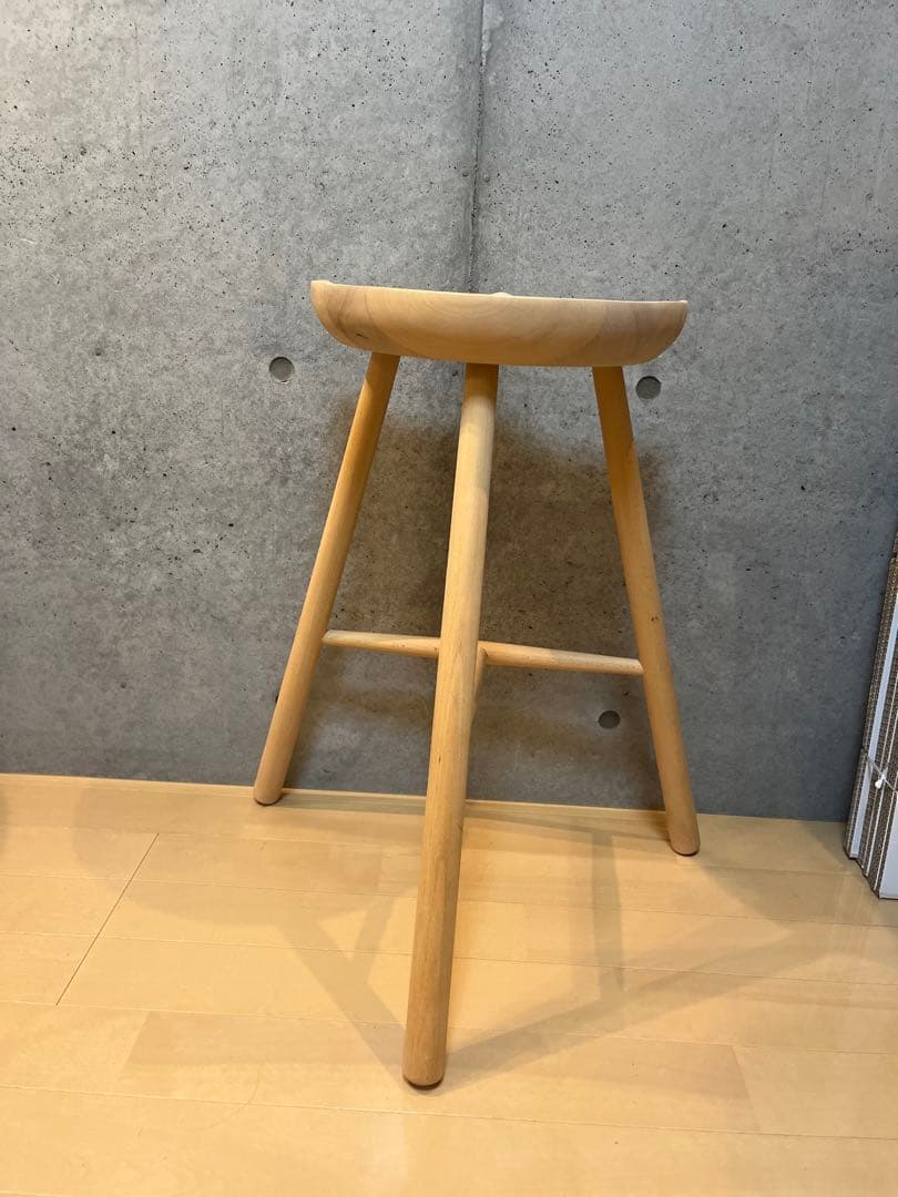 木製スツール 曲線状の座面