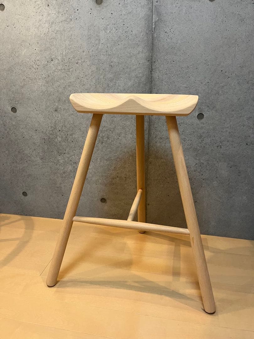 木製スツール 曲線状の座面