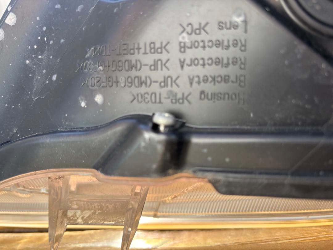 ジャンク扱い トヨタ純正 60系 ハリアー 前期 右ヘッドライト