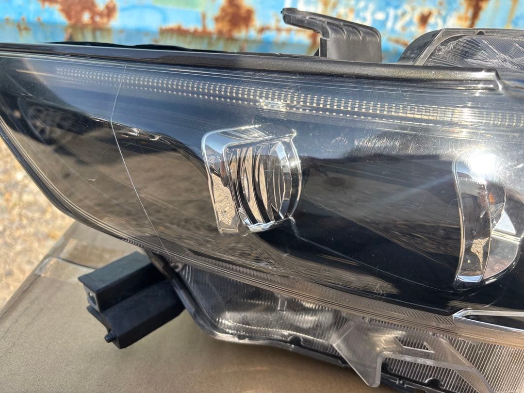 ジャンク扱い トヨタ純正 60系 ハリアー 前期 右ヘッドライト