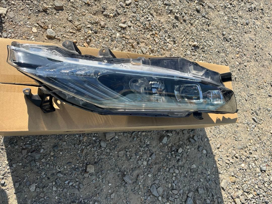 ジャンク扱い トヨタ純正 60系 ハリアー 前期 右ヘッドライト