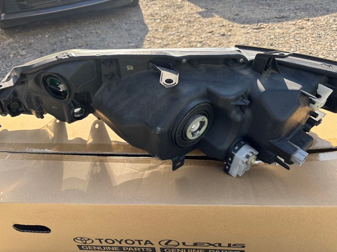 ジャンク扱い トヨタ純正 60系 ハリアー 前期 右ヘッドライト