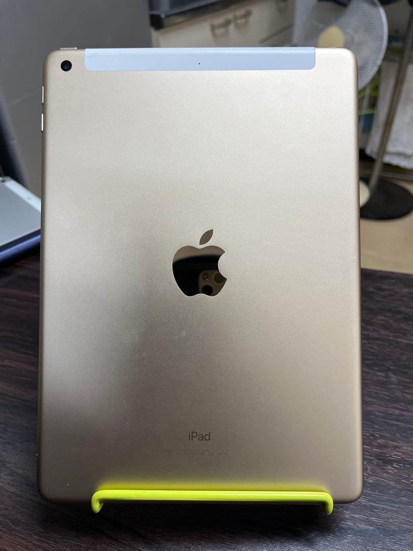 みどりApple iPad（第5世代） ゴールド SIMフリー