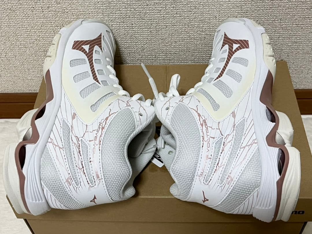 新品 ミズノ ウェーブボルテージ バレーボールシューズ ピンクゴールド 26cm