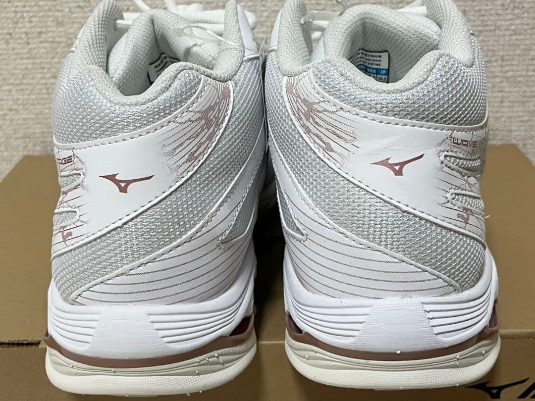 新品 ミズノ ウェーブボルテージ バレーボールシューズ ピンクゴールド 26cm