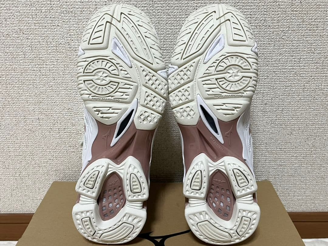 新品 ミズノ ウェーブボルテージ バレーボールシューズ ピンクゴールド 26cm